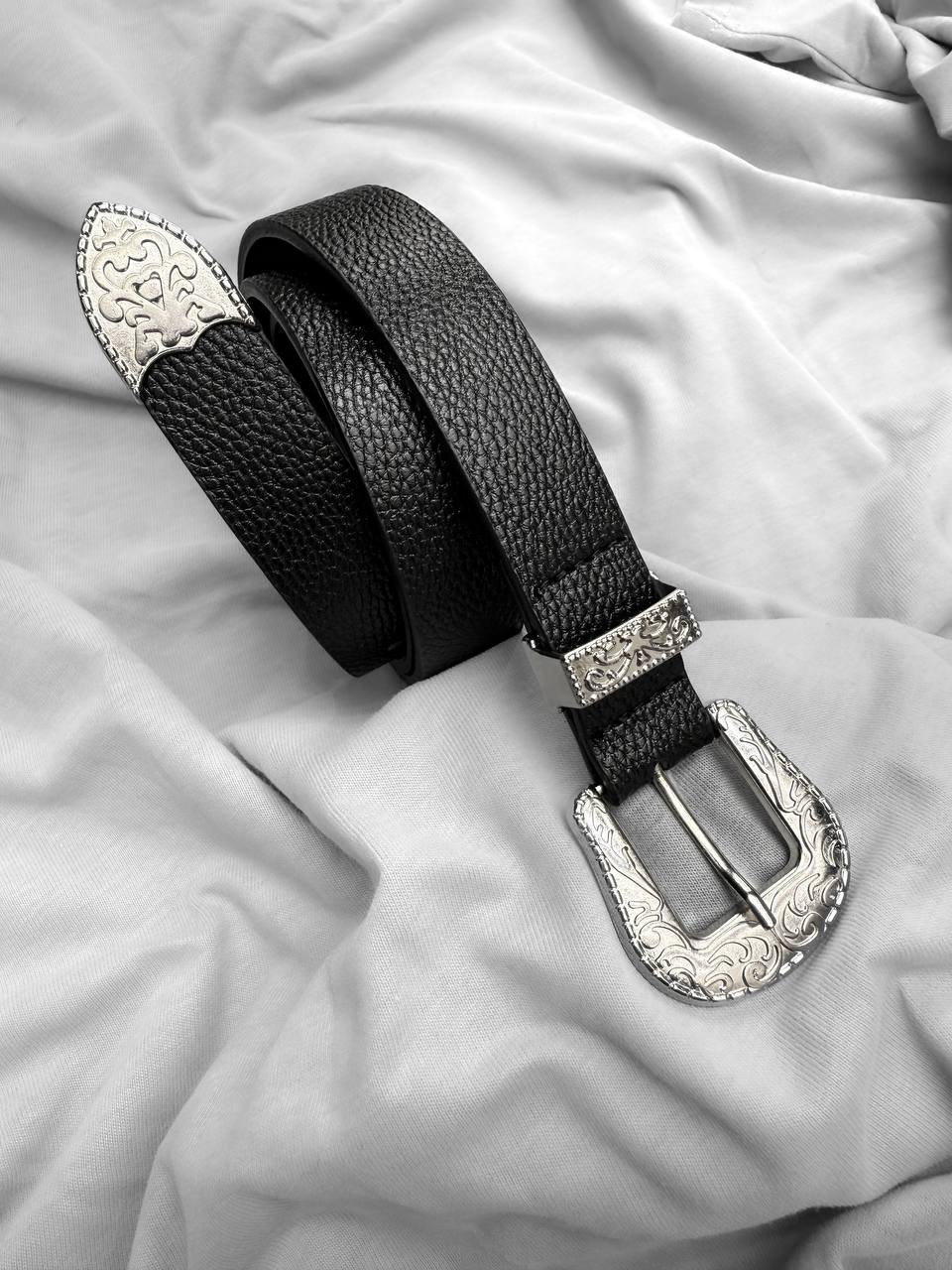 men’s Leather belt with buckle and metal detailing at the end