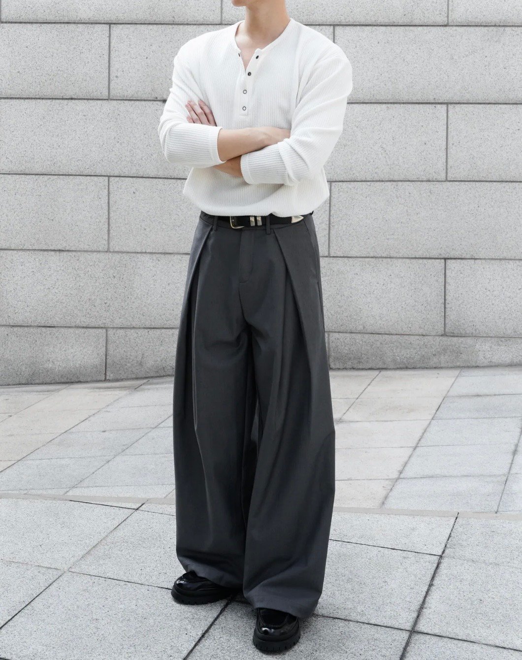 Gray triangle pleated wide leg pant